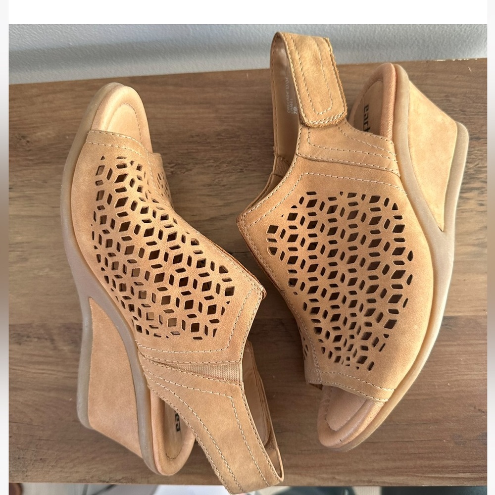 Earth Leather Wedge Sandals with Cut-Out Details - Cascade (Camel) size 7D